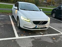 Vit Begagnad 2018 Volvo V40 Momentum Halvkombi | 139 000 kr (Marknadspris)