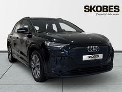 Svart Begagnad 2022 Audi Q4 e-tron SUV | 379 900 kr (Marknadspris)