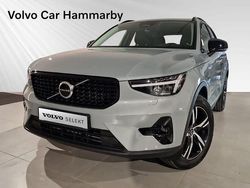 Grå Begagnad 2024 Volvo XC40 Plus SUV | 374 900 kr (Marknadspris)