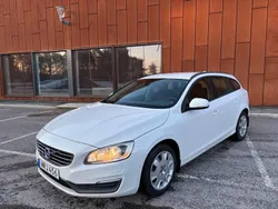 Vit Begagnad 2015 Volvo V60 Kinetic Kombi | 124 900 kr (Marknadspris)