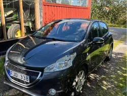 Grå Begagnad 2013 Peugeot 208 Halvkombi | 70 500 kr (Marknadspris)