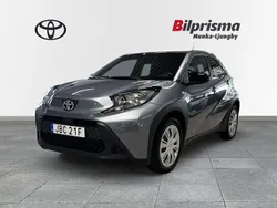 Grå Ny 2024 Toyota Aygo Play Halvkombi | 199 900 kr (Marknadspris)