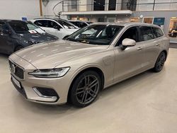 Ljusgrå Begagnad 2022 Volvo V60 Kombi | 339 000 kr (Marknadspris)