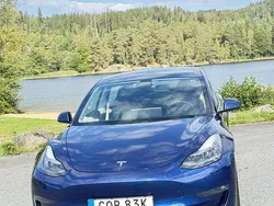 Blå Begagnad 2021 Tesla Model 3 Long Range AWD Sedan | 300 000 kr (Dyr)