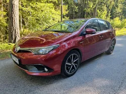 Röd Begagnad 2017 Toyota Auris Hybrid Comfort Halvkombi | 129 900 kr (Marknadspris)