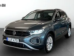 Grå Begagnad 2024 VW T-Roc Life SUV | 319 900 kr (Dyr)
