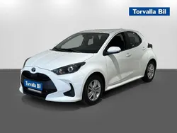 Vit (super white) Begagnad 2023 Toyota Yaris Hybrid Active Halvkombi | 229 900 kr (Marknadspris)