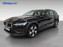 Svart Begagnad 2020 Volvo V60 CC SE Kombi | 304 900 kr (Marknadspris)