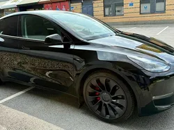 Svart Begagnad 2023 Tesla Model Y Performance SUV | 490 000 kr