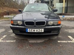 Mörkblå Begagnad 1999 BMW 740 Sedan | 45 000 kr