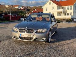 Grå Begagnad 2009 BMW 330 Comfort Edition Kombi | 129 900 kr (Marknadspris)