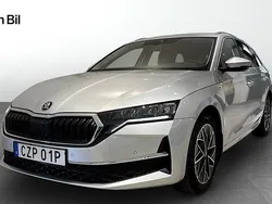 Silver (brilliant silver metallic) Begagnad 2025 Skoda Octavia Selection Kombi | 319 900 kr (Marknadspris)