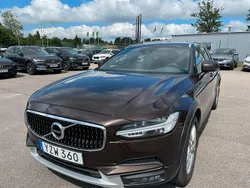 Mörkbrun (maple brown metallic) Begagnad 2018 Volvo V90 CC Pro Kombi | 285 000 kr (Bra pris)