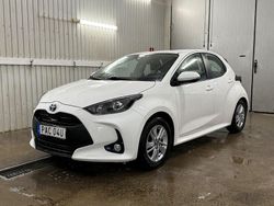 Vit Begagnad 2022 Toyota Yaris Hybrid Active Halvkombi | 189 900 kr (Marknadspris)