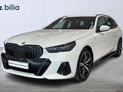 Vit Begagnad 2024 BMW 520 M Sport Kombi | 639 900 kr