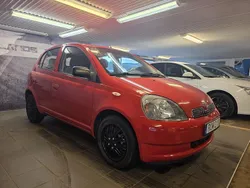 Röd Begagnad 2000 Toyota Yaris Halvkombi | 23 500 kr (Marknadspris)