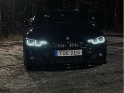 Svart Begagnad 2018 BMW 330e M Sport Sedan | 250 000 kr (Marknadspris)