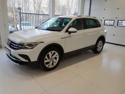 Vit Begagnad 2021 VW Tiguan Elegance SUV | 319 900 kr (Marknadspris)