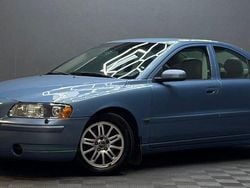 Blå Begagnad 2005 Volvo S60 Momentum Sedan | 39 900 kr (Marknadspris)