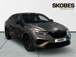 Grå Begagnad 2023 Renault Arkana Engineered SUV | 309 400 kr (Marknadspris)