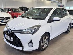 Vit Begagnad 2016 Toyota Yaris Hybrid Active Halvkombi | 125 000 kr (Marknadspris)