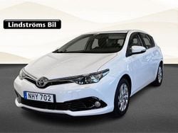 Vit Begagnad 2016 Toyota Auris Active Halvkombi | 139 900 kr (Marknadspris)
