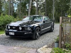 Svart Begagnad 2005 Ford Mustang GT Sportkupé | 160 000 kr (Marknadspris)