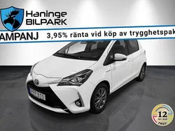 Vit Begagnad 2018 Toyota Yaris Hybrid Active Halvkombi | 99 900 kr (Marknadspris)
