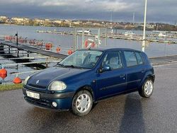 Blå Begagnad 2000 Renault Clio II Halvkombi | 20 999 kr (Marknadspris)