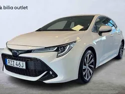 Vit Begagnad 2021 Toyota Corolla Hybrid Halvkombi | 229 900 kr