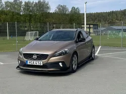Brun Begagnad 2014 Volvo V40 CC Kombi | 160 000 kr (Marknadspris)