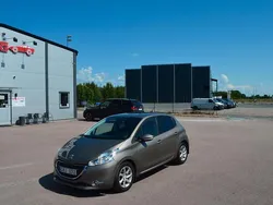 Mörkgrå Begagnad 2012 Peugeot 208 Halvkombi | 58 900 kr (Marknadspris)
