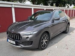 Grå Begagnad 2018 Maserati Levante SUV | 359 900 kr