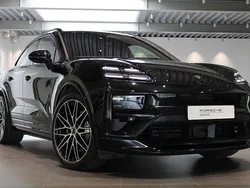 Svart Begagnad 2024 Porsche Macan Turbo SUV | 1 255 000 kr