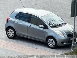 Grå Begagnad 2006 Toyota Yaris Halvkombi | 45 000 kr (Marknadspris)