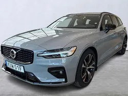 Grå Begagnad 2024 Volvo V60 Plus Kombi | 389 900 kr (Marknadspris)