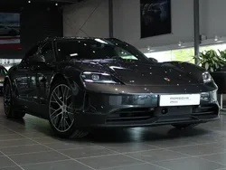 Mörkgrå Ny 2024 Porsche Taycan Sport Turismo Sedan | 1 155 000 kr (Superpris)
