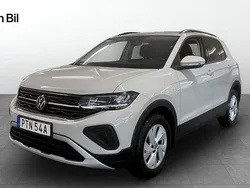 Ljusgrå (ascot grey) Begagnad 2024 VW T-Cross Life SUV | 214 900 kr (Marknadspris)