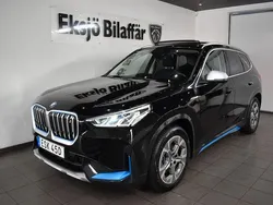 Svart Begagnad 2023 BMW iX1 xLine SUV | 419 500 kr