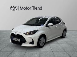 Vit Begagnad 2024 Toyota Yaris Hybrid Halvkombi | 219 900 kr (Marknadspris)