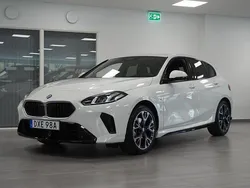 Vit Begagnad 2025 BMW 120 M Sport Halvkombi | 384 900 kr