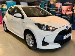 Vit Begagnad 2021 Toyota Yaris Hybrid Active Halvkombi | 119 900 kr (Marknadspris)