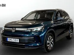 Mörkblå (nightshade blue metallic) Begagnad 2024 VW Tiguan Life SUV | 389 900 kr (Lite dyr)