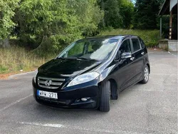 Svart Begagnad 2005 Honda FR-V Minibuss | 19 500 kr