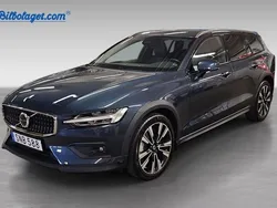Blå Begagnad 2023 Volvo V60 CC Plus Kombi | 444 900 kr (Marknadspris)