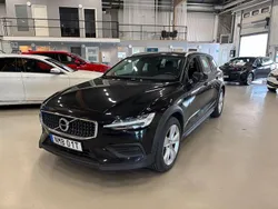 Svart Begagnad 2022 Volvo V60 CC Momentum Kombi | 279 000 kr (Marknadspris)