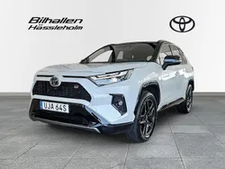 Vit Begagnad 2023 Toyota RAV4 Hybrid Sport SUV | 489 900 kr (Marknadspris)
