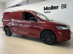 Röd (fortanaröd metallic) Begagnad 2022 VW Caddy Maxi Minibuss | 254 500 kr (Marknadspris)