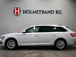 Vit Begagnad 2022 Skoda Superb Business Line Kombi | 334 900 kr (Marknadspris)