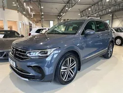 Grå Begagnad 2022 VW Tiguan Elegance SUV | 339 900 kr (Marknadspris)